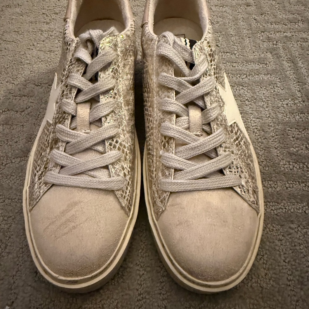 Stylish Women's Sneakers in Silver